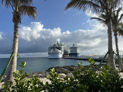 Wonder-Reflection-Docked-CocoCay